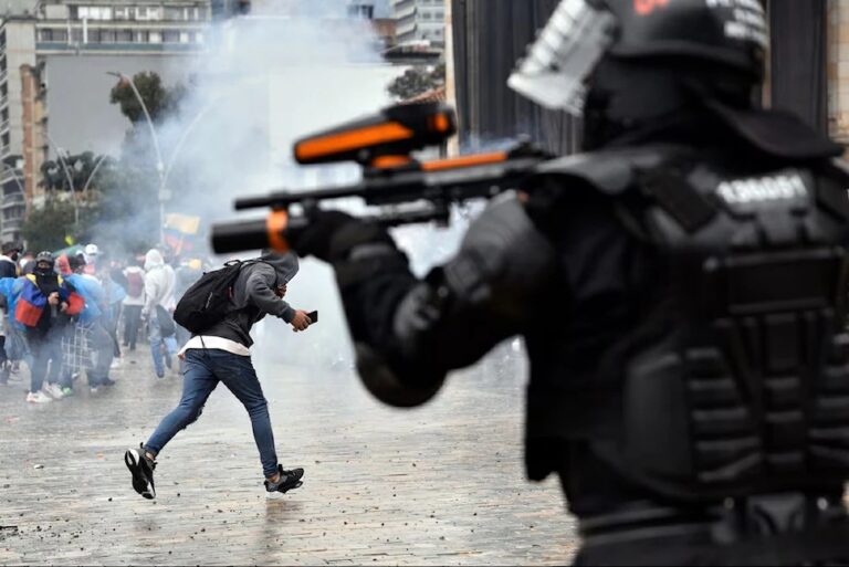 Agente antidisturbios durante las protestas en Colombia, en medio del debate por el decreto policial