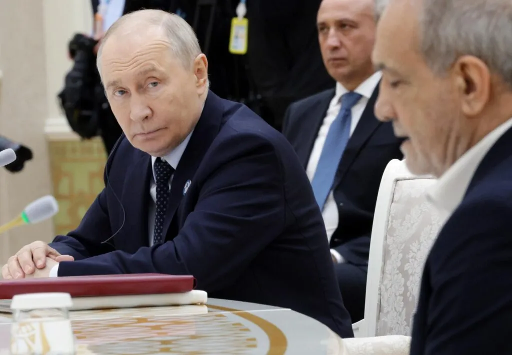 OPEP del gas en Moscú: el presidente de Rusia, Vladímir Putin, en una mesa de reunión