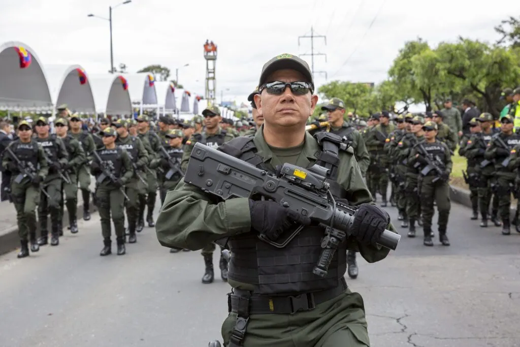 Operación Bosur-Kratos en Bogotá: agentes del Gaula de la Policía Nacional de Colombia desplegados en una calle durante un operativo de seguridad
