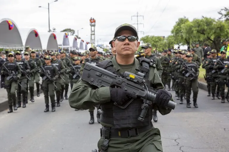 Operación Bosur-Kratos en Bogotá: agentes del Gaula de la Policía Nacional de Colombia desplegados en una calle durante un operativo de seguridad