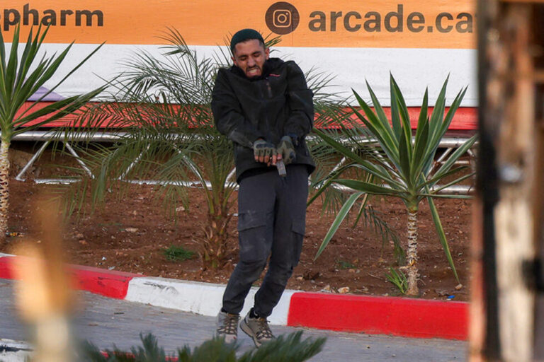 Operación militar en Cisjordania: uno de los atacantes palestinos empuña una pistola en el puesto de control al norte de Hebrón, este viernes 23 de octubre
