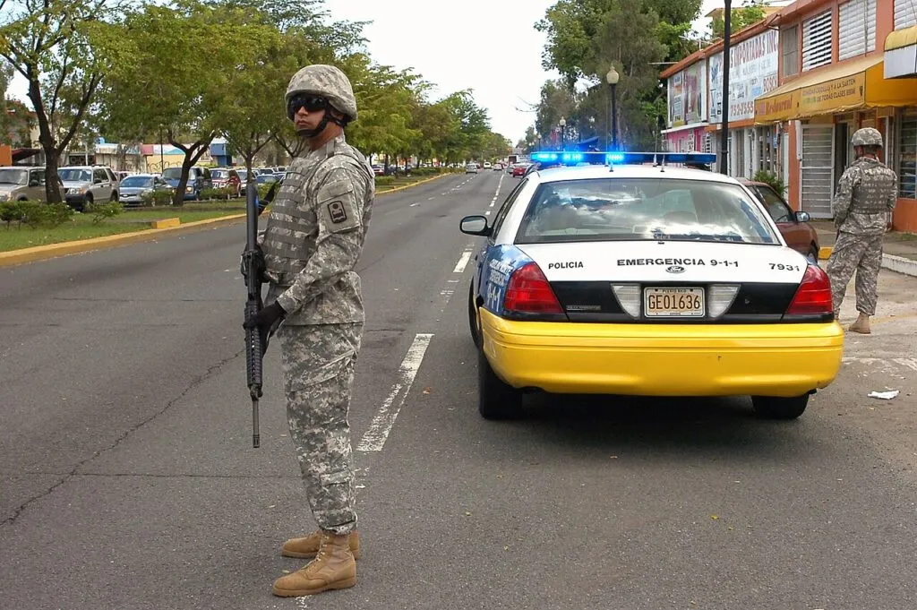 Operativo contra narcotraficantes en Aguadilla: patrulla de la Policía de Puerto Rico durante un despliegue de seguridad en la isla