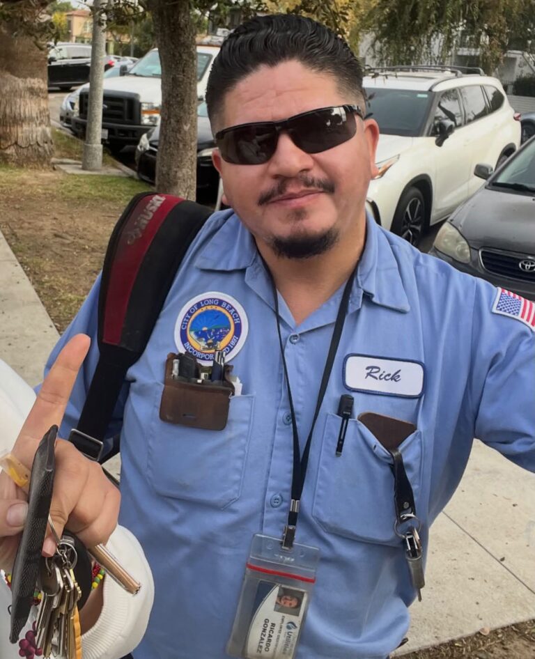 Operativo de ICE en Long Beach: Ricardo González con su uniforme de empleado de la ciudad de Long Beach y su credencial con su nombre