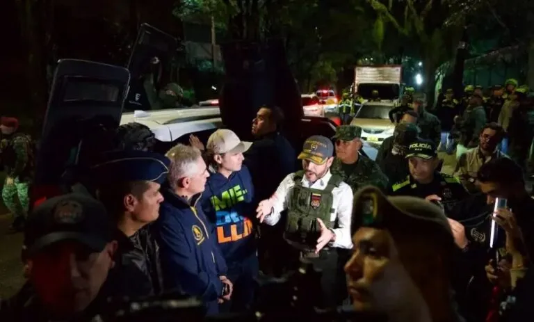 Operativo en Medellín: el presidente Abelardo De La Espriella, con chaleco táctico, conversa de noche con el alcalde Federico Gutiérrez y oficiales de la Fuerza Pública durante la ofensiva en Antioquia