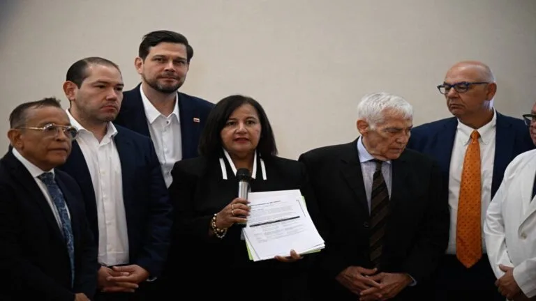 Oposición venezolana ratifica a Machado: dirigentes de la Plataforma Unitaria Democrática presentan el gran acuerdo nacional en Caracas