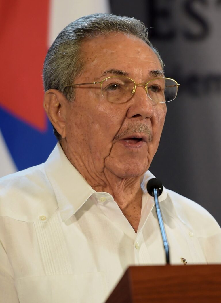 Raúl Castro, expresidente de Cuba, en una foto de archivo de 2015; una jueza de Miami firmó una orden de arresto contra Raúl Castro por el derribo de las avionetas de Hermanos al Rescate en 1996