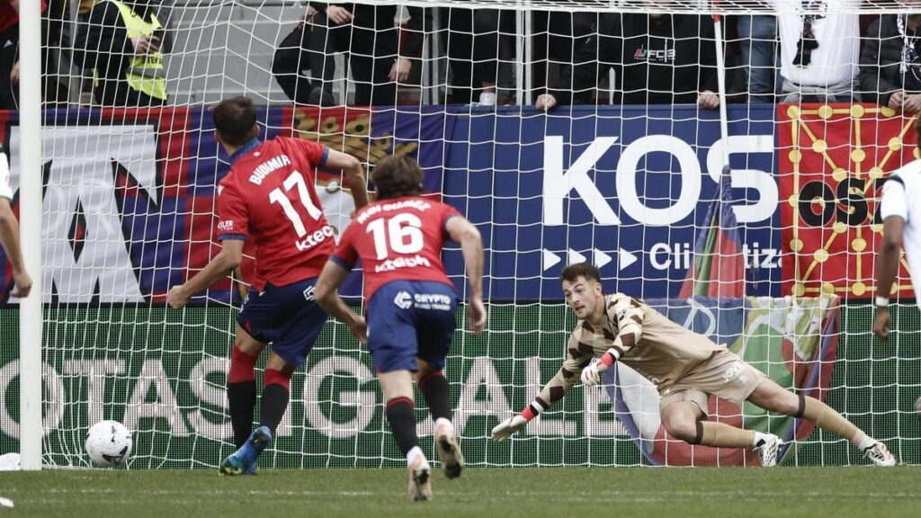 Osasuna 2-0 Racing: Budimir marca ante Agirrezabala en El Sadar durante la jornada 9 de LaLiga