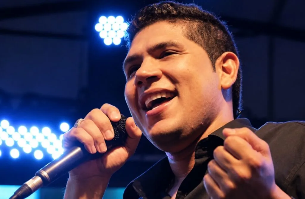 Kbeto Zuleta cantando en un concierto; la otra pierna de Kbeto Zuleta quedó gravemente lesionada tras el accidente de su agrupación en Bosconia