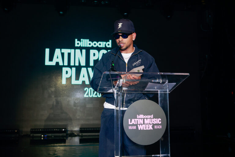 Ozuna firma con EMPIRE: el artista puertorriqueño en el escenario de los Billboard Latin Power Players durante la Latin Music Week de Miami
