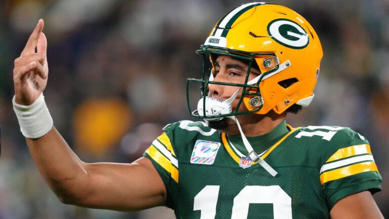 Packers 23-13 Cowboys: Jordan Love, quarterback de los Green Bay Packers con el número 10, en el partido ante Dallas en Lambeau Field