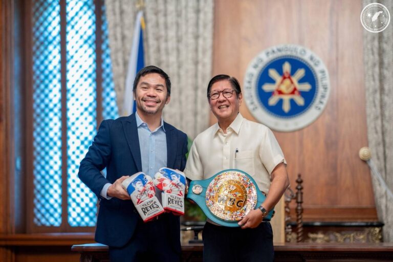 Manny Pacquiao con guantes de boxeo junto a un cinturón del CMB, en la previa del posible Pacquiao vs Cordina en Cardiff