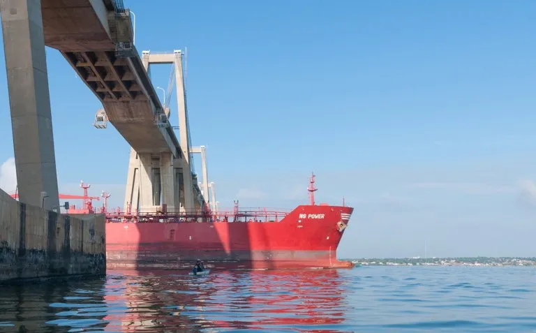 El pacto petrolero de NABEP: un petrolero cruza el lago de Maracaibo bajo el puente Rafael Urdaneta, en Venezuela