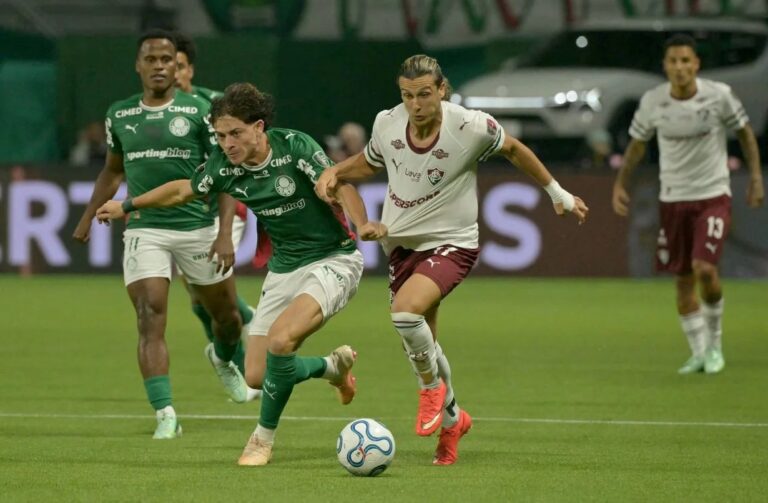 Jugadores de Palmeiras y Fluminense disputan el balón en la semifinal de vuelta de la Copa Libertadores en São Paulo