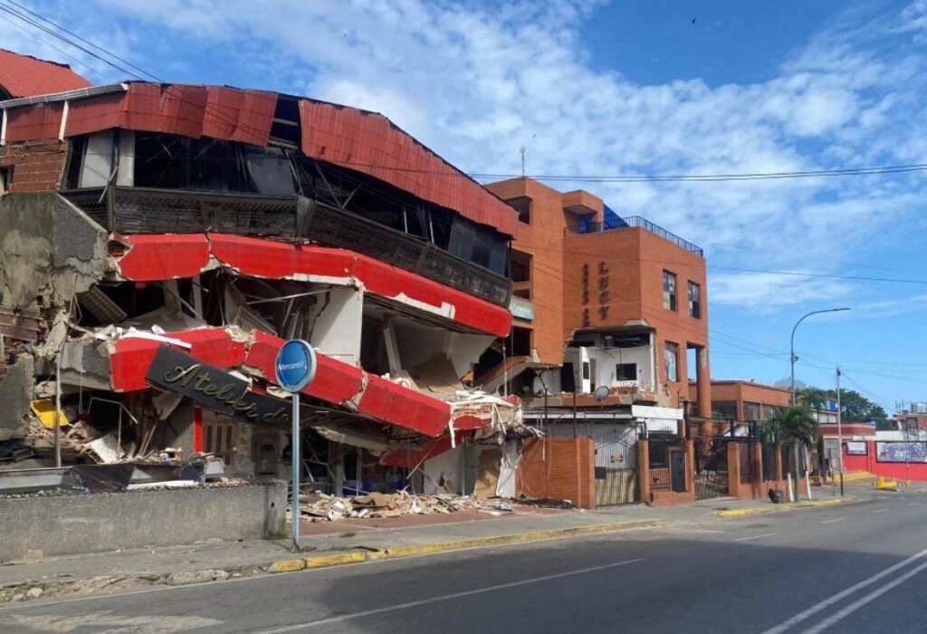 Edificio comercial derrumbado en La Guaira tras los terremotos, en la zona de las panaderías en La Guaira afectadas