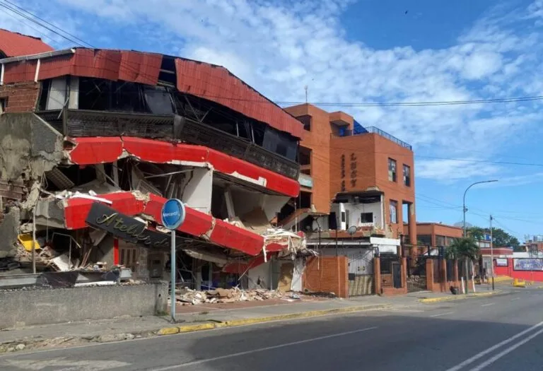 Edificio comercial derrumbado en La Guaira tras los terremotos, en la zona de las panaderías en La Guaira afectadas