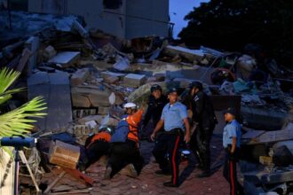 Rescatistas y policías entre los escombros tras el sismo de magnitud 6,1 en Panamá
