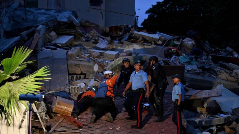 Rescatistas y policías entre los escombros tras el sismo de magnitud 6,1 en Panamá