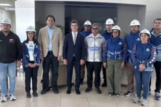Integrantes de la delegación venezolana en Panamá, ingenieros con cascos de evaluación, junto a las autoridades que los recibieron tras el terremoto
