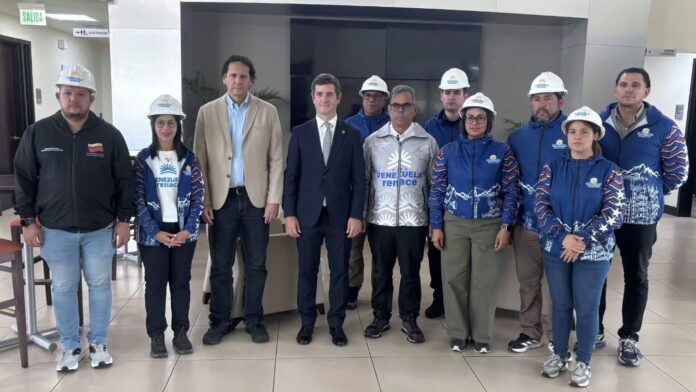 Delegación venezolana en Panamá: ingenieros evaluarán los daños del terremoto Integrantes de la delegación venezolana en Panamá, ingenieros con cascos de evaluación, junto a las autoridades que los recibieron tras el terremoto