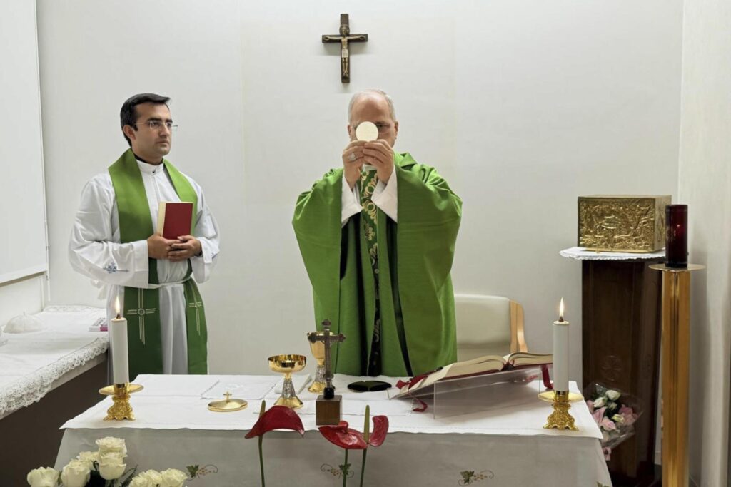 El papa León XIV recibe el alta: el pontífice celebra misa con casulla verde en la sala habilitada del hospital Gemelli de Roma, junto a su secretario Edgar Rimaycuna, en su primera foto tras la operación