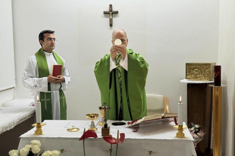 El papa León XIV recibe el alta: el pontífice celebra misa con casulla verde en la sala habilitada del hospital Gemelli de Roma, junto a su secretario Edgar Rimaycuna, en su primera foto tras la operación