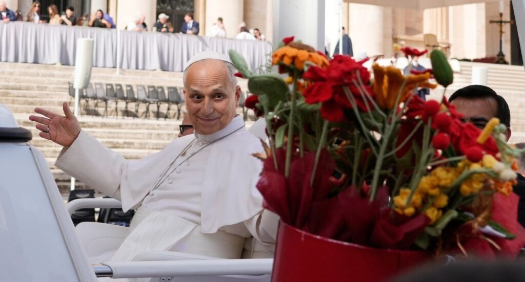 Papa León XIV cancela su viaje a Asís: el pontífice saluda a los fieles desde el papamóvil en la plaza de San Pedro, en el Vaticano