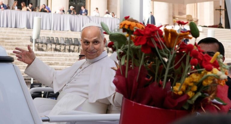Papa León XIV cancela su viaje a Asís: el pontífice saluda a los fieles desde el papamóvil en la plaza de San Pedro, en el Vaticano