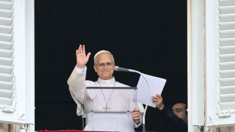 El papa León XIV reaparece en el Ángelus saludando desde la ventana del Palacio Apostólico en el Vaticano