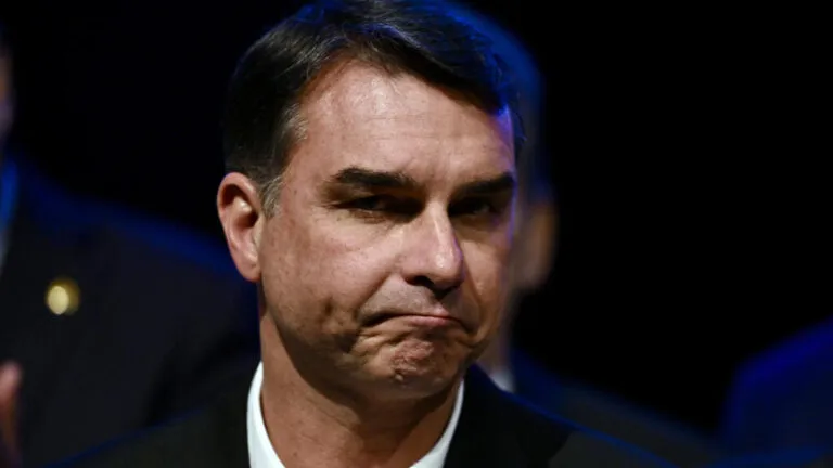Paradero de Flávio Bolsonaro: primer plano del senador brasileño cuyo ingreso niega Argentina mientras Brasil investiga si salió del país