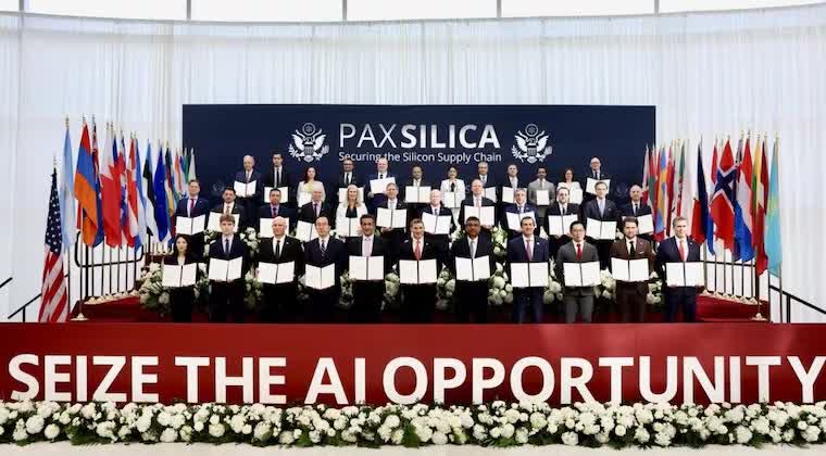 Paraguay Pax Silica: los países signatarios de la declaración posan con sus documentos en la cumbre de la alianza en Washington