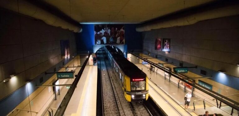 Un tren amarillo del Subte de Buenos Aires en la estación Juan Manuel de Rosas, cabecera de la línea B