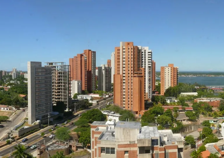 Vista de las avenidas y edificios de Maracaibo, donde se instalarán los parquímetros digitales en Maracaibo