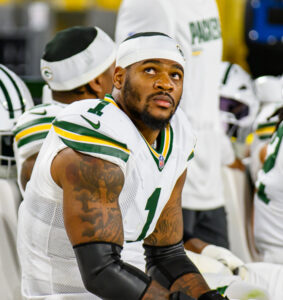 Micah Parsons con el uniforme de los Green Bay Packers en el Lambeau Field