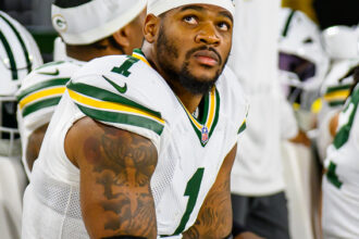 Micah Parsons con el uniforme de los Green Bay Packers en el Lambeau Field