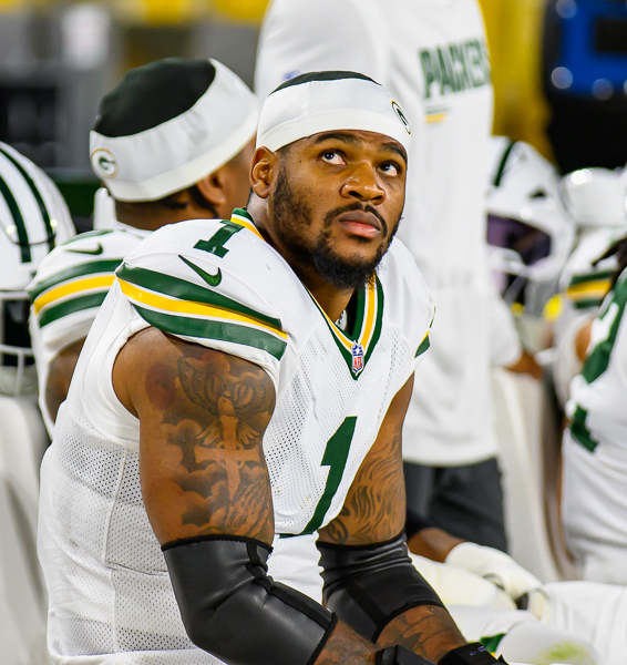 Micah Parsons con el uniforme de los Green Bay Packers en el Lambeau Field