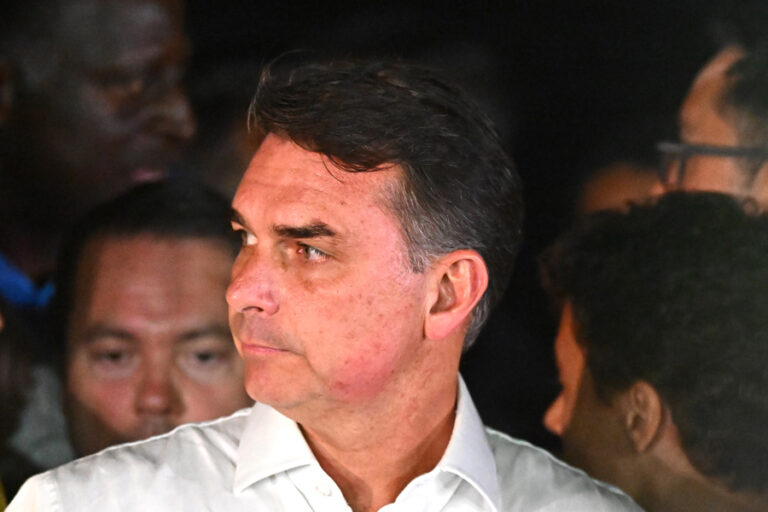 Pasaporte de Flávio Bolsonaro: el senador brasileño, de camisa blanca, durante un acto público en Brasil