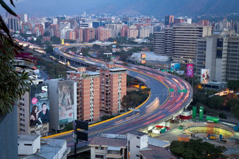 Paseo Las Mercedes: vista al atardecer de la urbanización Las Mercedes, en el municipio Baruta de Caracas