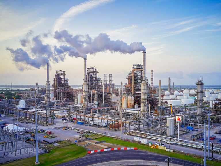 Nuevas directivas de Citgo: vista de una refinería de Citgo Petroleum en Estados Unidos, con sus torres y chimeneas al atardecer