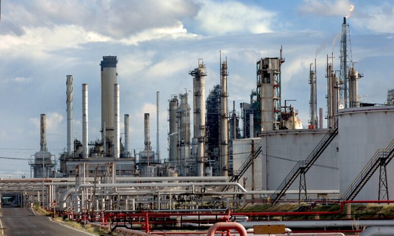 Pdvsa proyecta llevar su refinación a 600 mil barriles diarios en 2027 Refinería de Amuay del Complejo de Refinación Paraguaná de Pdvsa refinación 2027