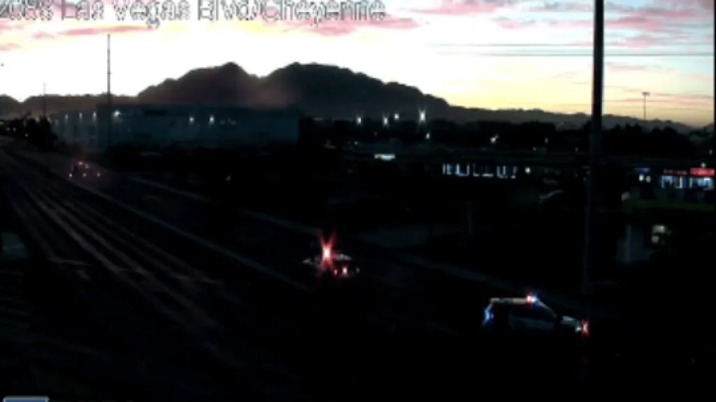 Peatón en silla de ruedas: patrullas de la Policía Metropolitana en la zona de Cheyenne al amanecer, en Las Vegas