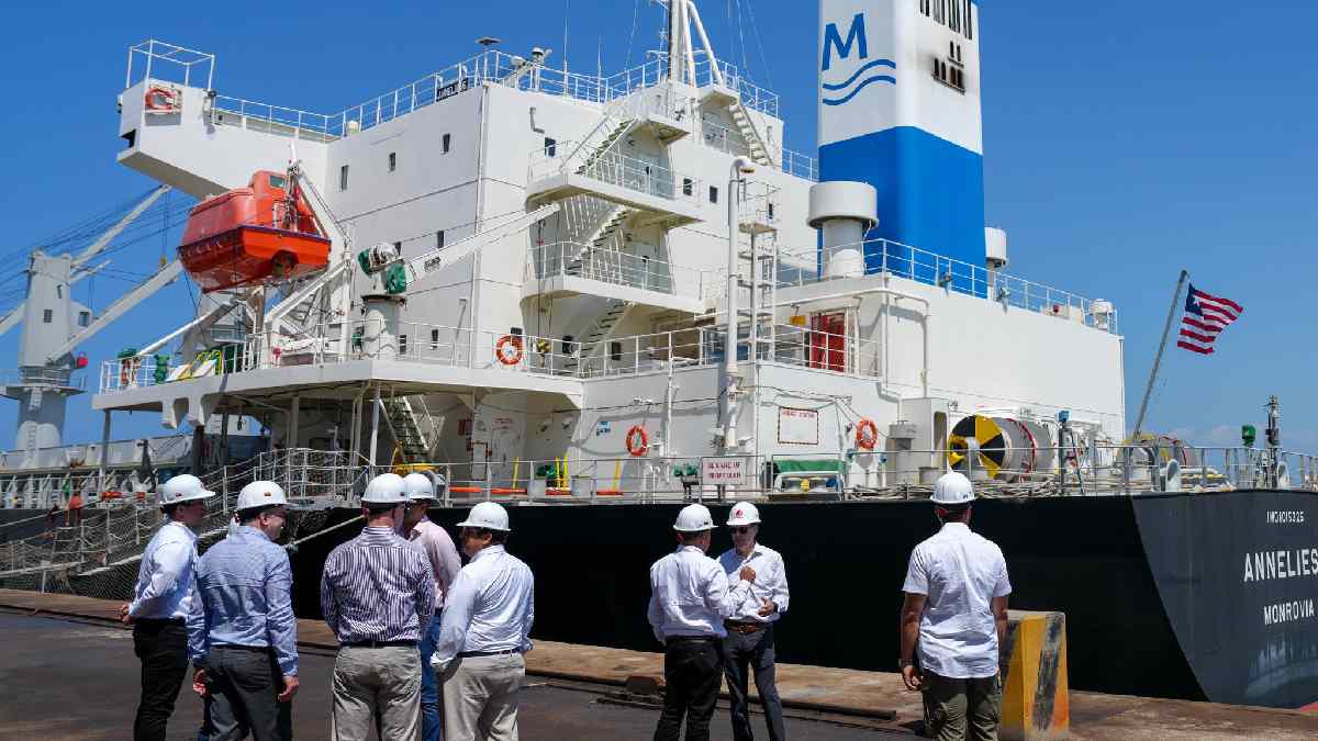 Pequiven exportó 30.000 toneladas de fertilizantes a Estados Unidos Buque de carga y funcionarios en puerto: Pequiven exporta fertilizantes a Estados Unidos