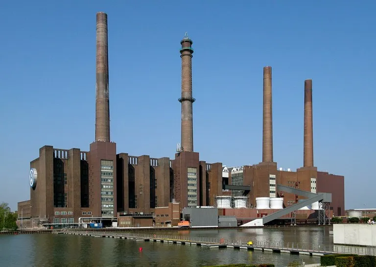 Planta de Volkswagen en Wolfsburgo, Alemania, con el logotipo del grupo junto al canal Mittelland