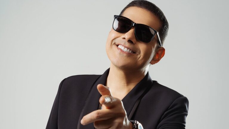 Peter Manjarrés Luchador, el cantante vallenato con gafas de sol y chaqueta negra en foto promocional