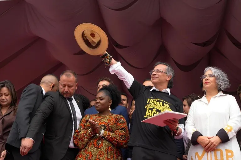 El expresidente Gustavo Petro en un acto público en Colombia, al acusar al director del Dapre por la lista de las 48 mujeres