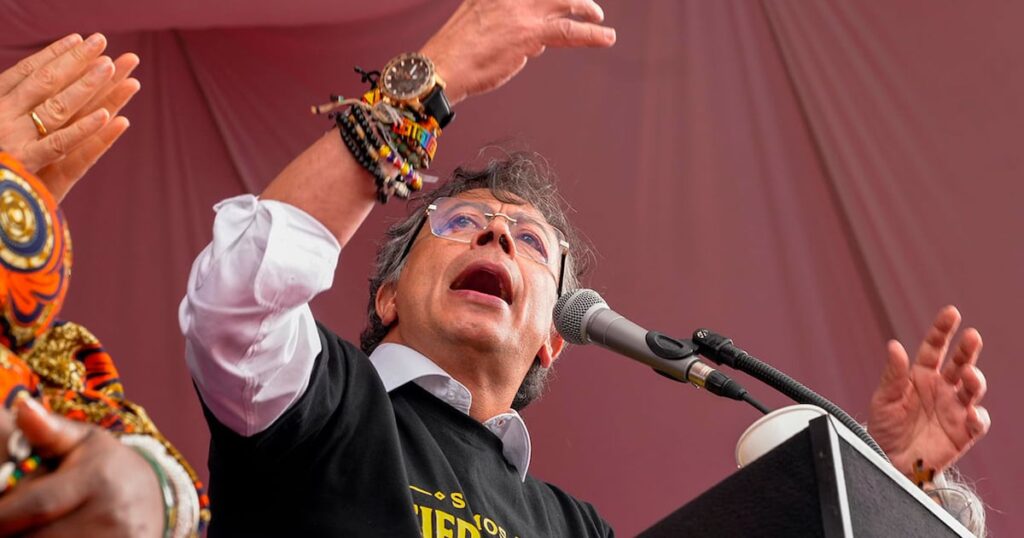 Petro niega contratos por favores sexuales: el expresidente Gustavo Petro habla en un acto publico con micrófono