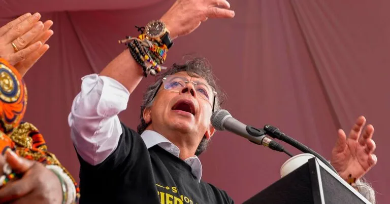 Petro niega contratos por favores sexuales: el expresidente Gustavo Petro habla en un acto publico con micrófono