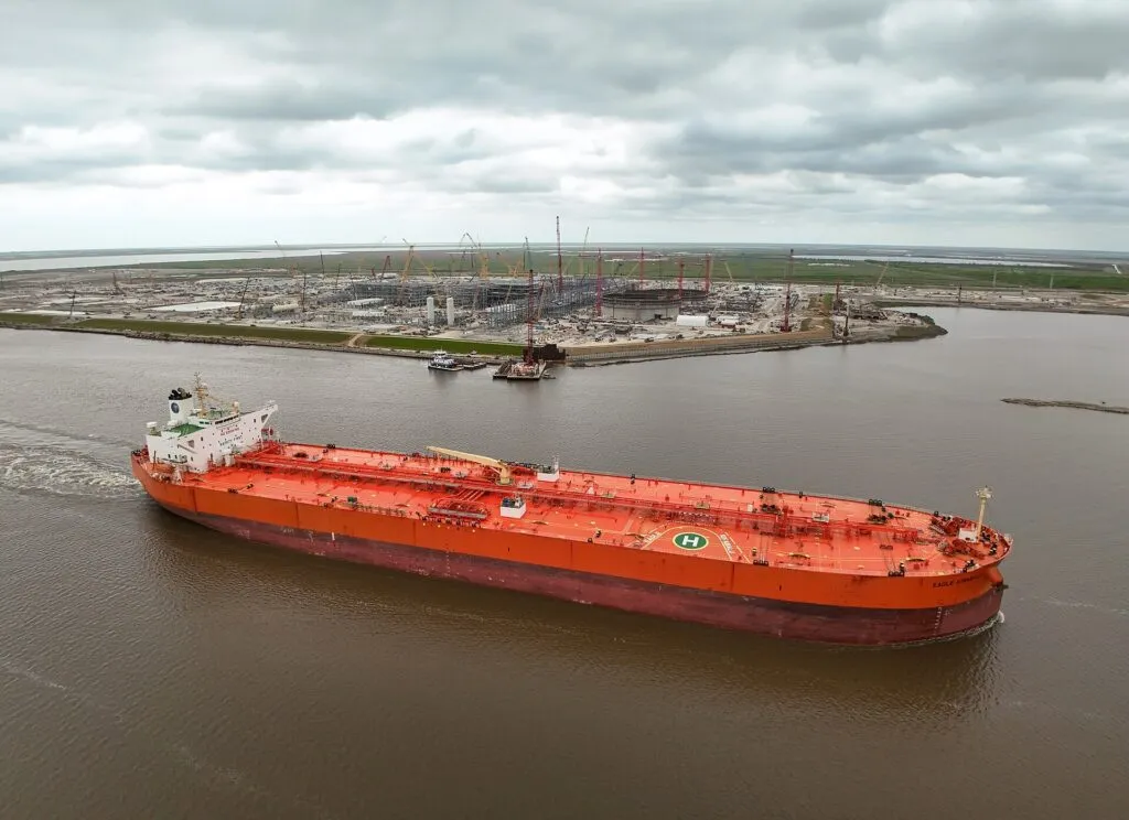 Petróleo venezolano en Texas: un buque tanquero de crudo navega frente a una terminal en Port Arthur, Texas