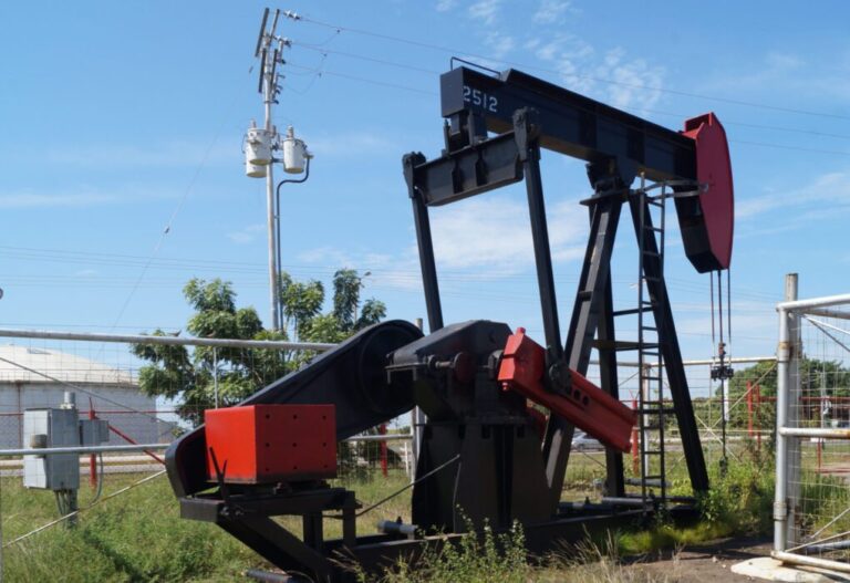 Balancín de extracción de petróleo venezolano en un campo de producción de crudo