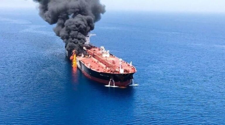 Un superpetrolero en el estrecho de Ormuz arde en el mar con una columna de humo negro en una imagen de archivo