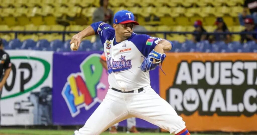 El pitcheo de Tiburones bajo la lupa: un lanzador de La Guaira trabaja desde el montículo en la LVBP